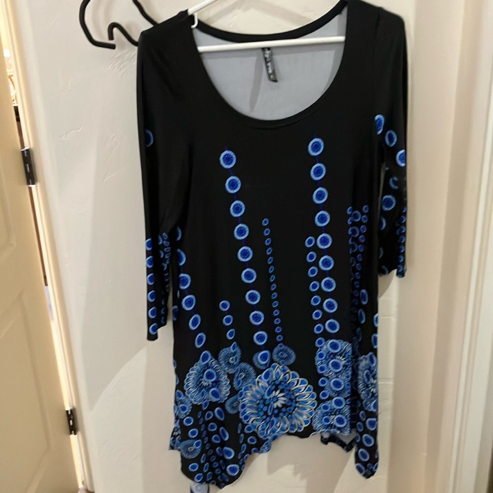 EUC scoop neck 3/4 sleeve, handkerchief hem, tunic